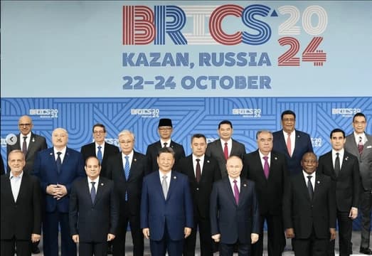 Menteri Luar Negeri Sugiono, yang mengenakan peci, berfoto bersama para pemimpin dunia dalam KTT BRICS Plus di Kazan pada 24 Oktober 2024. (Foto milik @sugiono_56 di Instagram)