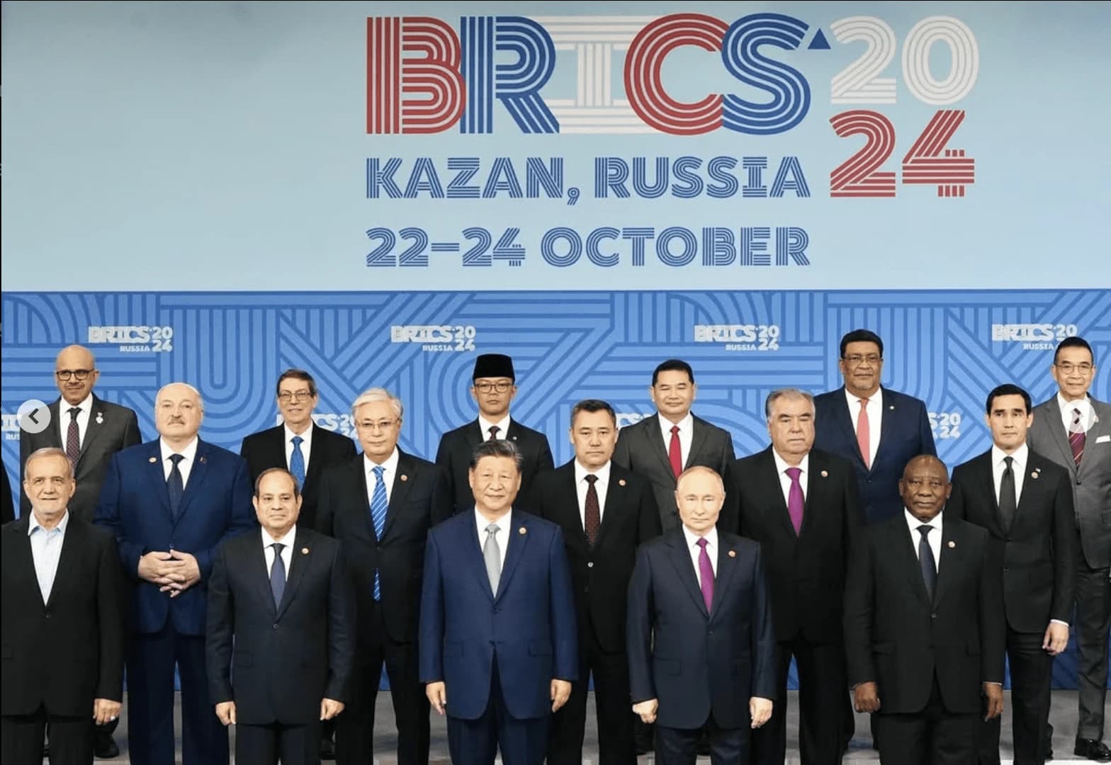 Menteri Luar Negeri Sugiono, yang mengenakan peci, berfoto bersama para pemimpin dunia dalam KTT BRICS Plus di Kazan pada 24 Oktober 2024. (Foto milik @sugiono_56 di Instagram)