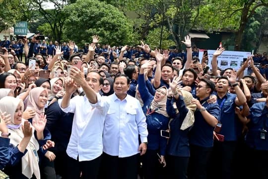 Kompak Jokowi dan Prabowo Kunjungi PT Pindad di Bandung