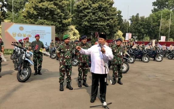 Prabowo Berikan 100 Motor Trail Listrik ke TNI-Polri