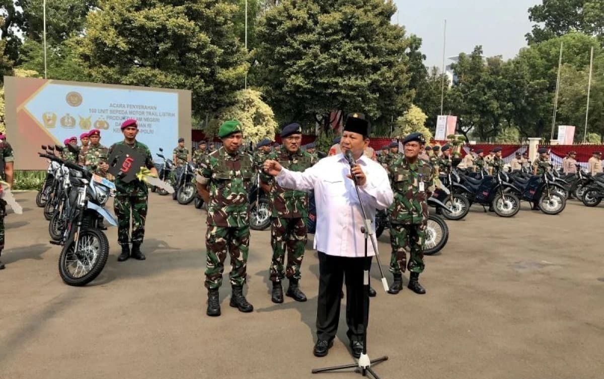 Prabowo Berikan 100 Motor Trail Listrik ke TNI-Polri