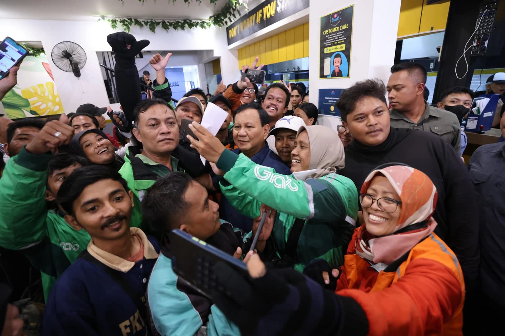 Weekend Ala Prabowo Subianto Makan Mie Gacoan, Disambut Ramai Warga Jakarta
