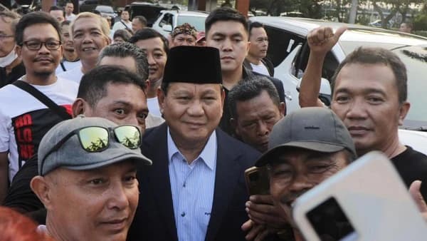 Menhan Prabowo Subianto disambut relawan Bolone Mase di Bandara Solo, Jumat (23/6/2023) Foto: dok. Istimewa