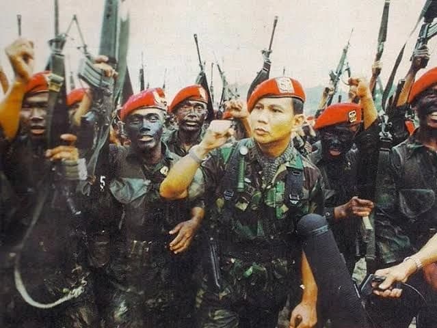 Kolonel Prabowo Subianto bersama para anggota kopassus yang baru dilantik di Nusakambangan, Jawa Tengah. [TEMPO/ Rully Kesuma]