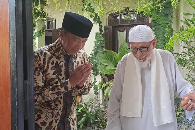 Pertemuan Mengejutkan! Jokowi dan Ustadz Abu Bakar Ba’asyir Saling Sapa, Mengingatkan Bahwa Kebencian Tak Seharusnya Abadi