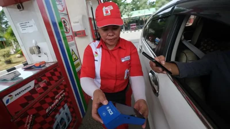 Seorang petugas SPBU sedang melayani pembeli. (ANTARA FOTO/ANDRY DENISAH)