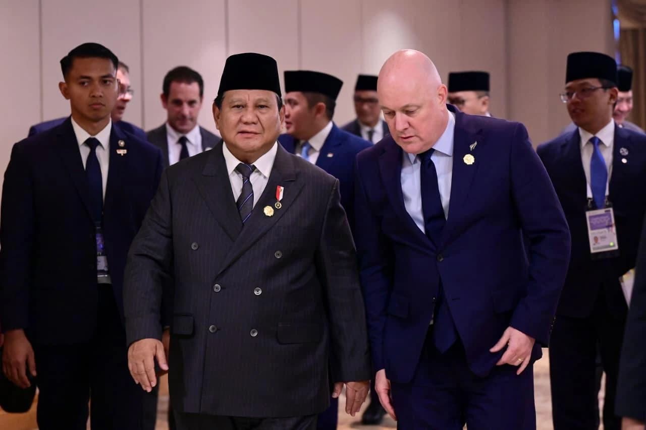 Presiden Republik Indonesia Prabowo Subianto mengadakan pertemuan bilateral dengan Perdana Menteri (PM) Selandia Baru Christopher Luxon di Ruang Agenas, Hotel Lahan Select Gyeongju, pada Jumat, 31 Oktober 2025.