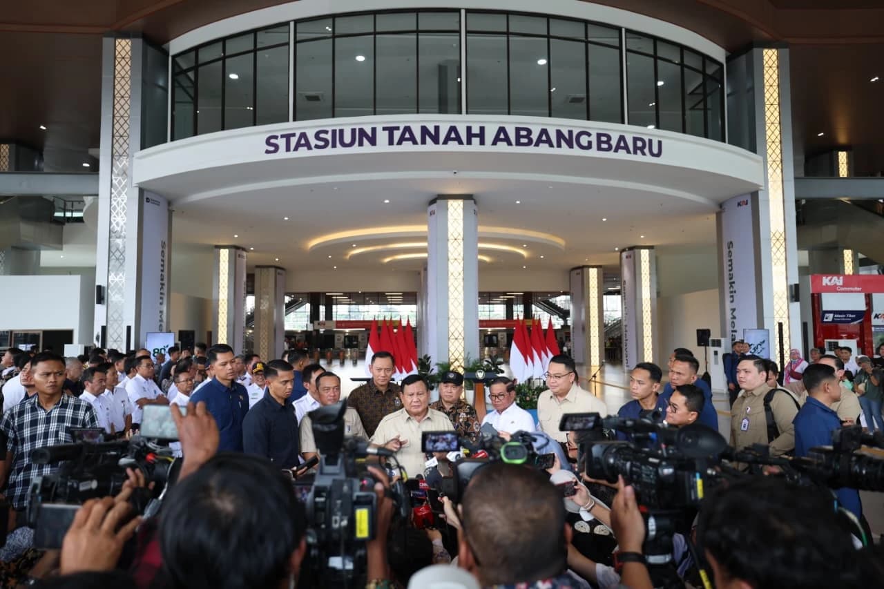 Presiden Prabowo Subianto hadir meninjau langsung pelayanan transportasi publik yang menjadi nadi mobilitas warga Jakarta di Stasiun Manggarai pada Selasa, 4 November 2025.