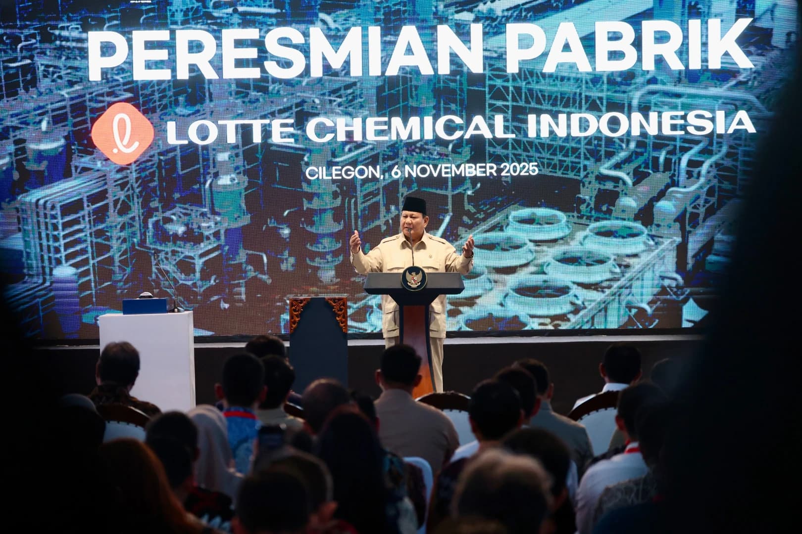 Presiden Prabowo Subianto meresmikan pabrik Lotte Chemical Indonesia (LCI) di Kota Cilegon, Provinsi Banten, pada Kamis, 6 November 2025.