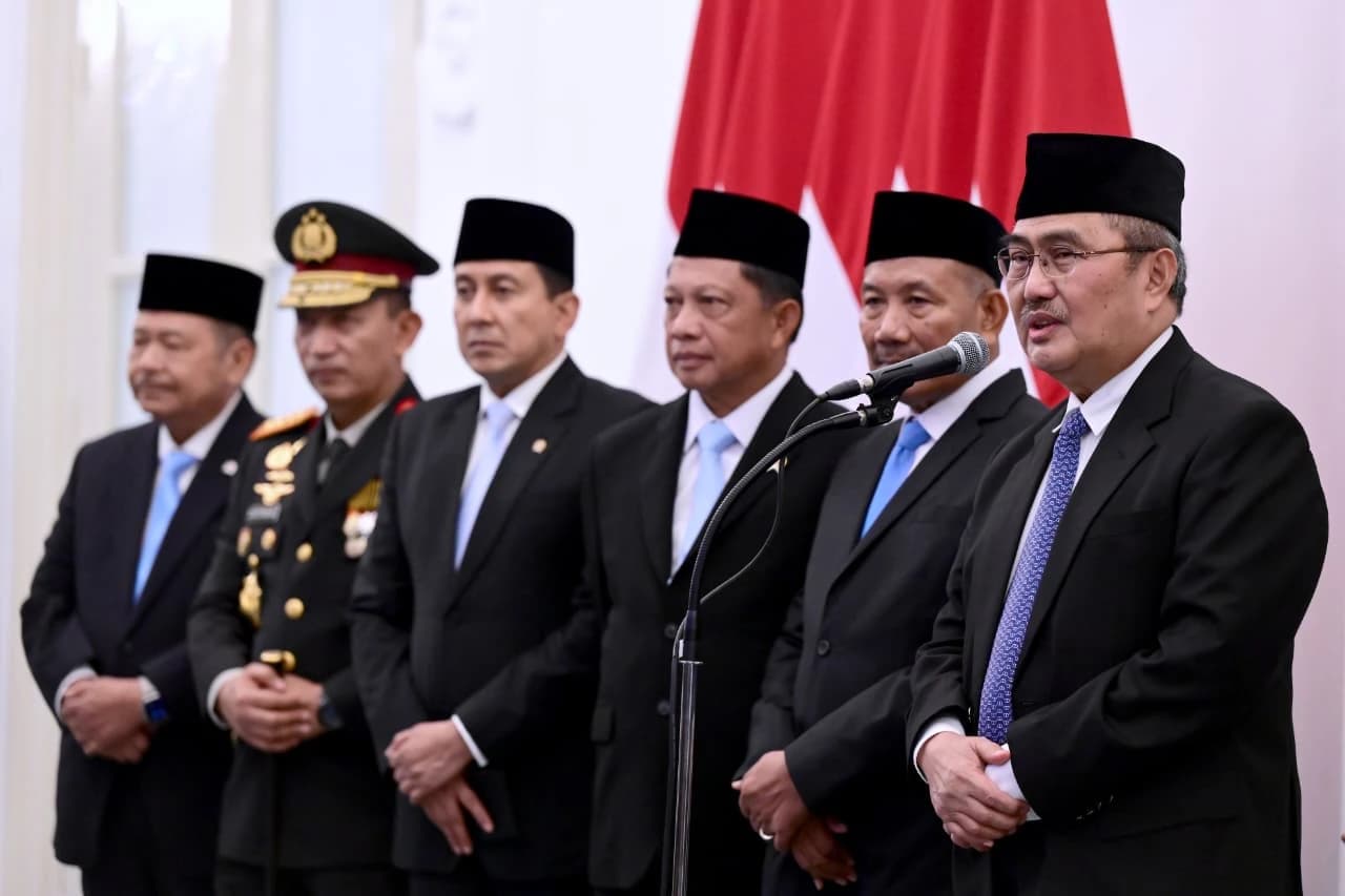 Presiden Prabowo Subianto melantik keanggotaan Komisi Percepatan Reformasi Kepolisian Negara Republik Indonesia (Polri) di Istana Merdeka, Jakarta, pada Jumat, 7 November 2025.