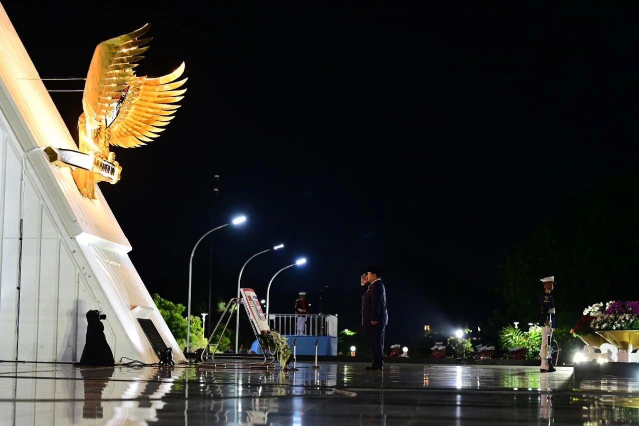 Presiden Prabowo Subianto memimpin upacara ziarah nasional dan renungan suci dalam rangka memperingati Hari Pahlawan Tahun 2025 di Taman Makam Pahlawan Nasional Utama (TMPNU) Kalibata, Jakarta, pada Senin, 10 November 2025.