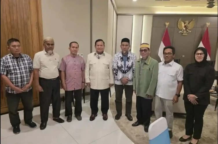 Pemberian surat rehabilitasi kepada dua guru asal Kabupaten Luwu Utara, Sulawesi Selatan, yaitu Drs. Abdul Muis dan Drs. Rasnal, M.Pd, pada Kamis, 13 November 2025.