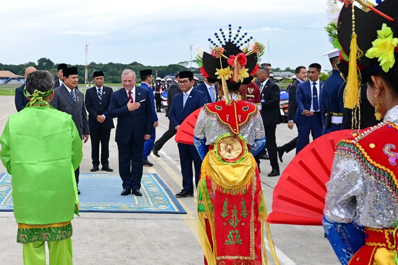 Presiden Republik Indonesia Prabowo Subianto menyambut ketibaan Raja Kerajaan Yordania Hasyimiah, Raja Abdullah II ibn Al Hussein di Pangkalan TNI AU Halim Perdanakusuma, Jakarta, pada Jumat, 14 November 2025.