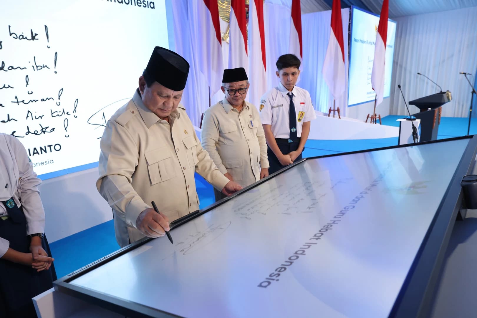 Presiden Prabowo Subianto secara resmi meluncurkan Program Digitalisasi Pembelajaran untuk Indonesia Cerdas dalam sebuah acara yang digelar terpusat di SMP Negeri 4 Kota Bekasi, pada Senin, 17 November 2025.

