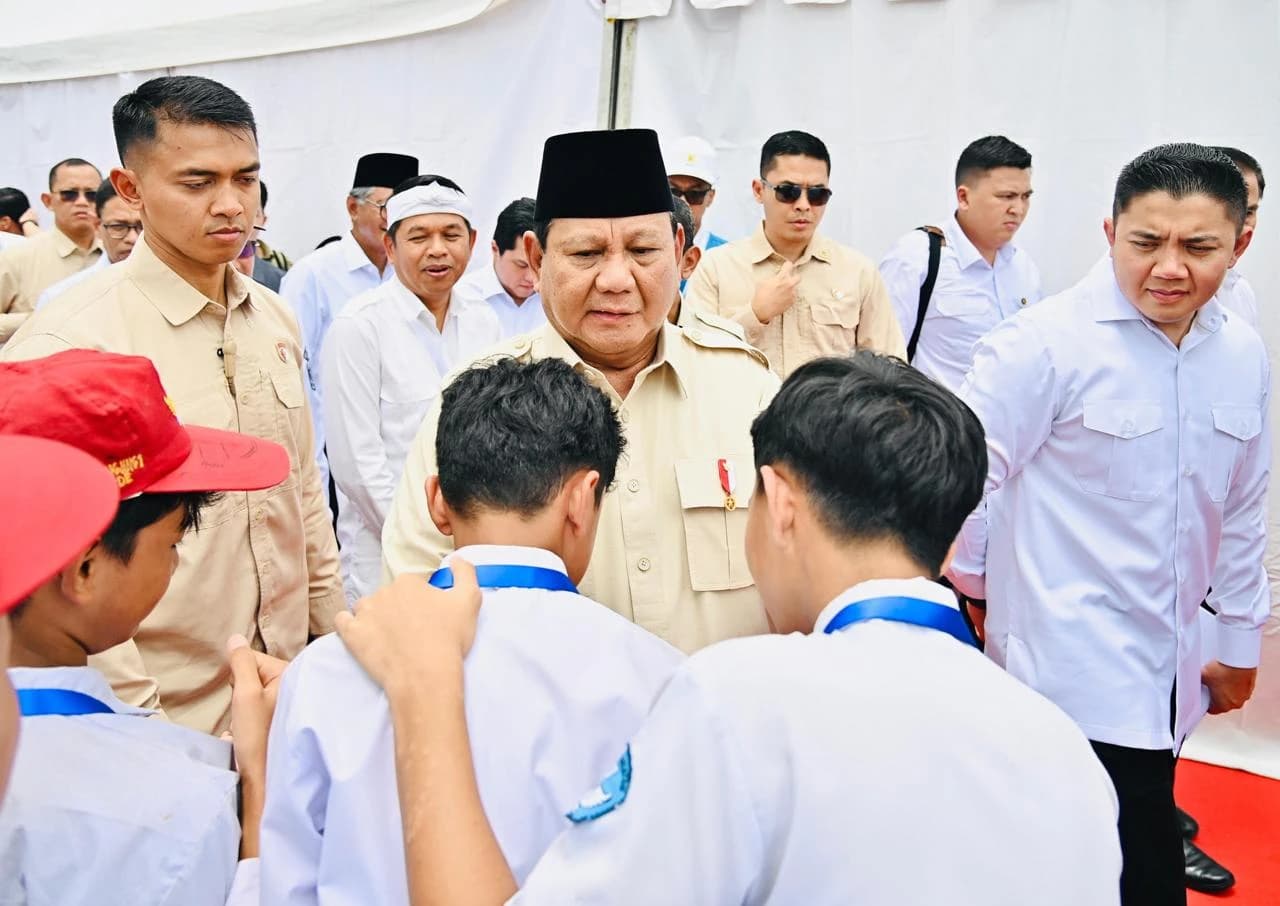 Presiden Prabowo Subianto menargetkan seluruh anak di Indonesia akan mendapatkan akses makan bergizi gratis pada akhir 2025.