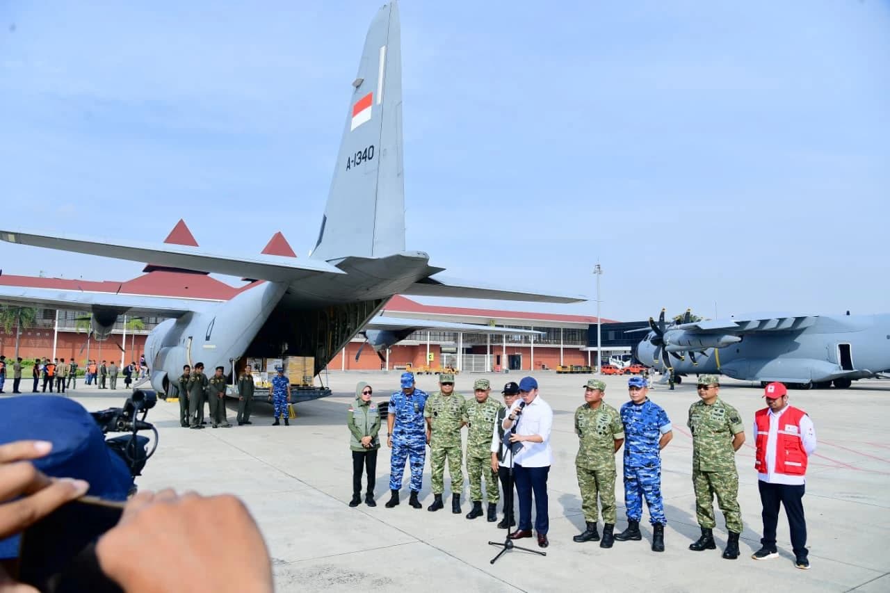 Menteri Koordinator Bidang Pembangunan Manusia dan Kebudayaan, Pratikno memberikan keterangannya di Lanud Halim Perdanakusuma, Jakarta, pada Jumat, 28 November 2025.
