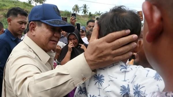 potret prabowo tinjau posko pengungsian bireuen dan cicipi masakan dapur umum 1765098462160 169 cropped