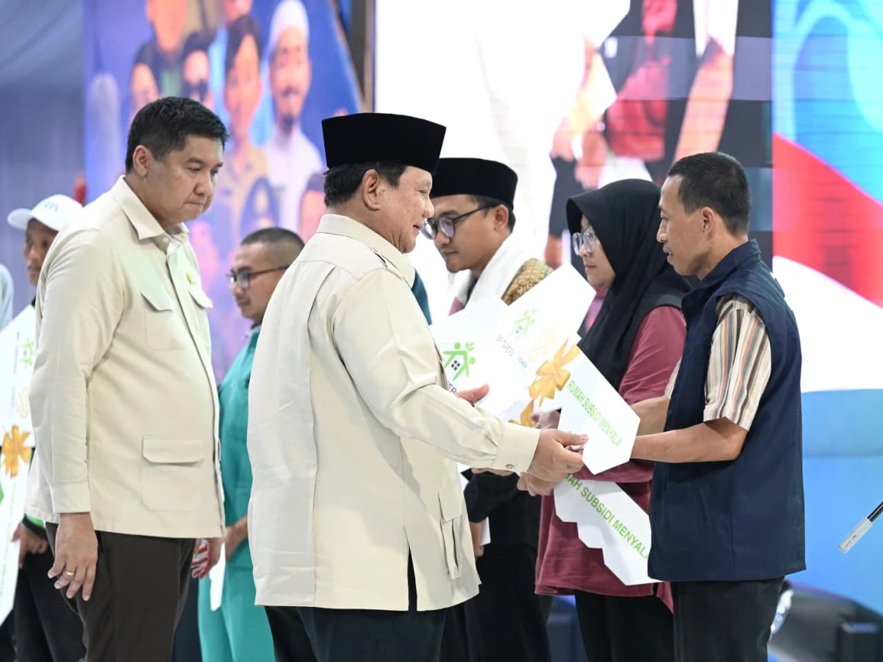 Presiden Prabowo Subianto serahkan kunci rumah kepada perwakilan masyarakat pada acara Akad Massal 50.030 Unit KPR Sejahtera FLPP dan Serah Terima Kunci Tahun 2025, di Perumahan Pondok Banten Indah, Kota Serang, Provinsi Banten, Sabtu, 20 Desember 2025.