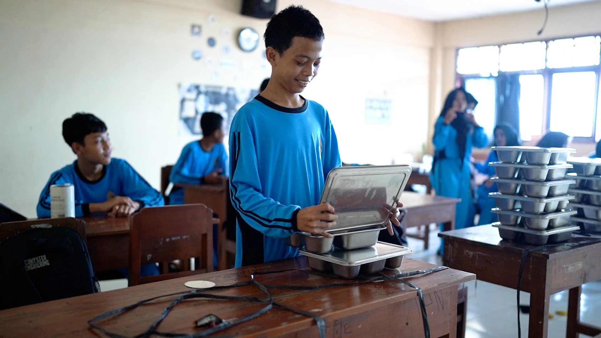 Program seperti MBG juga memperlihatkan bagaimana kebijakan publik dapat hadir secara konkret di tengah masyarakat. Ketika negara, di bawah kepemimpinan Presiden Prabowo Subianto, memberi perhatian pada pemenuhan gizi siswa, pesan sosial yang tersampaikan adalah bahwa generasi muda dipandang sebagai investasi masa depan, bukan sekadar objek pembangunan.