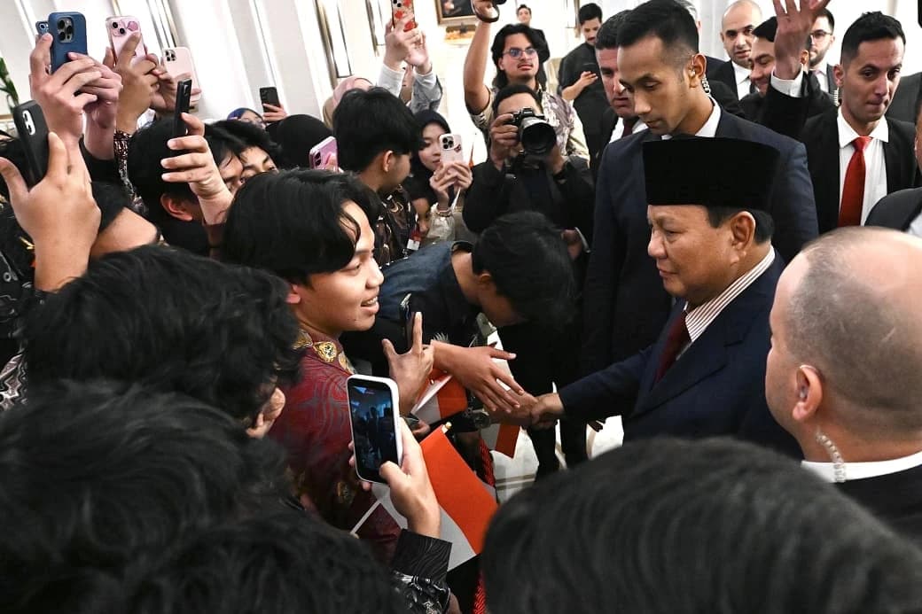 Kedatangan Presiden Republik Indonesia Prabowo Subianto di Amman, Kerajaan Yordania Hasyimiah, pada Selasa, 24 Februari 2026, tidak hanya menjadi agenda kunjungan kerja semata. Di balik rangkaian diplomasi, terselip suasana hangat penuh haru ketika Kepala Negara tiba di hotel tempatnya bermalam.