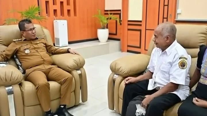 Viralnya kisah guru honorer di Nusa Tenggara Timur (NTT), Agustinus Nitbani, yang disebut menerima Rp200 ribu per bulan dan harus menumpang truk ke sekolah, menyentuh hati publik. Dalam sekejap, media sosial dipenuhi simpati, doa, dan seruan agar pemerintah lebih memperhatikan kesejahteraan tenaga pendidik, khususnya di daerah terpencil.
