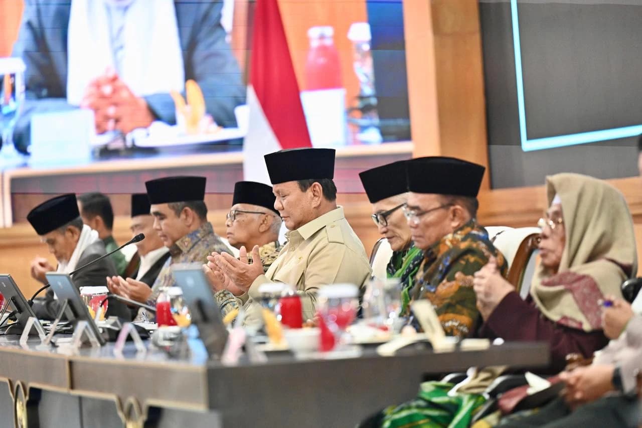 Presiden Prabowo Subianto berbuka puasa bersama sejumlah tokoh dan pimpinan organisasi Islam di Istana Merdeka Jakarta, pada Kamis malam, 5 Maret 2026. Suasana hangat dan penuh kebersamaan mewarnai pertemuan yang berlangsung dalam momentum bulan suci Ramadan tersebut.