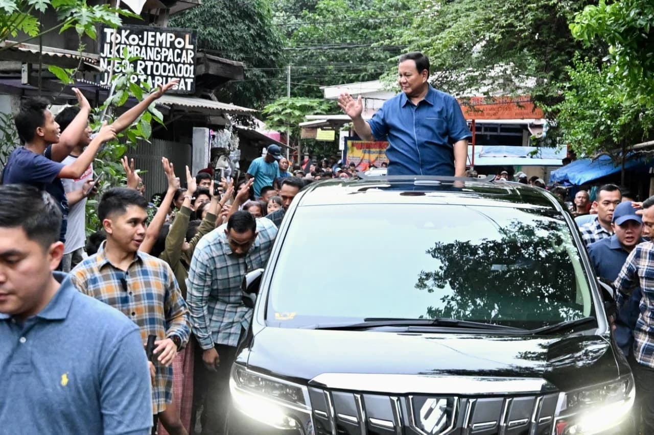 Di tengah aktivitas sore pada, Kamis, 26 Maret 2026, yang berjalan seperti biasa, tak ada yang menyangka momen berbeda akan terjadi. Presiden Prabowo Subianto tiba-tiba hadir di tengah pemukiman padat warga di Kelurahan Kramat, Kecamatan Senen, Jakarta Pusat, dalam sebuah momen yang tak pernah dibayangkan sebelumnya oleh warga.