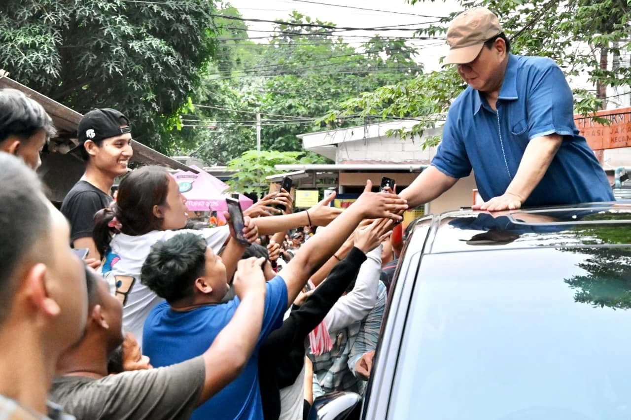 Presiden Prabowo Subianto tiba-tiba hadir di tengah pemukiman padat warga di Kelurahan Kramat, Kecamatan Senen, Jakarta Pusat, dalam sebuah momen yang tak pernah dibayangkan sebelumnya oleh warga.