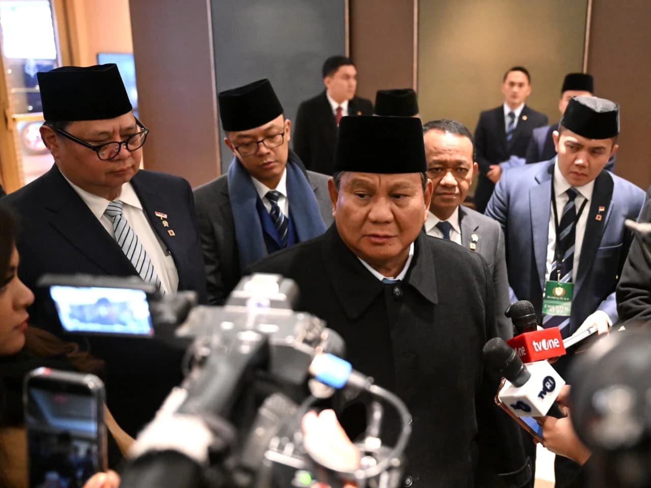 Di saat banyak negara menghadapi tekanan berat akibat krisis global, Indonesia justru menunjukkan ketahanan yang patut diapresiasi. Stabilitas yang dirasakan masyarakat hari ini tidak datang begitu saja, melainkan hasil dari arah kebijakan yang terukur di bawah kepemimpinan Presiden Prabowo Subianto.
