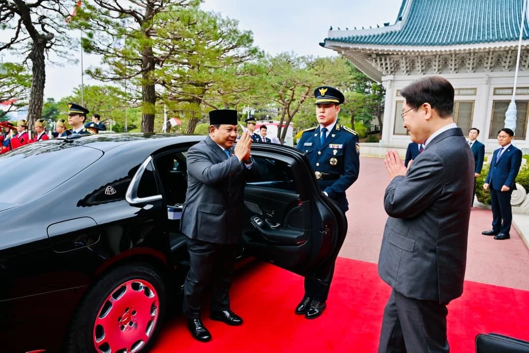 Presiden Prabowo disambut secara resmi oleh Presiden Lee Jae Myung di depan gedung utama. Prosesi penyambutan diawali dengan pengawalan pasukan berkostum tradisional Korea yang memandu rombongan memasuki area istana, menghadirkan nuansa kehormatan khas kenegaraan Republik Korea.