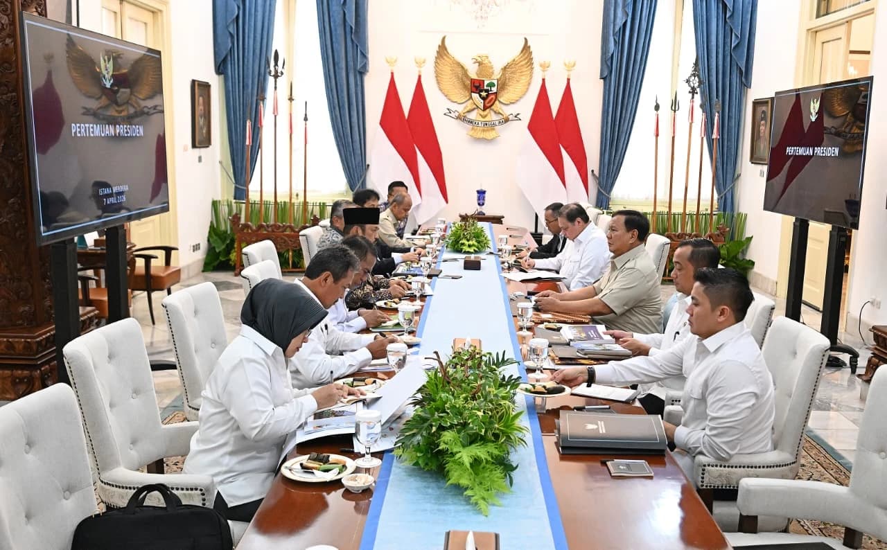 Pemerintah terus mempercepat proses transformasi dan restrukturisasi Badan Usaha Milik Negara (BUMN) agar lebih sehat, efisien, dan kompetitif. Hal tersebut disampaikan oleh Kepala Badan Pengaturan BUMN (BP BUMN) Dony Oskaria usai mengikuti rapat terbatas yang dipimpin oleh Presiden Prabowo Subianto di Istana Merdeka, Jakarta pada Selasa, 7 April 2026.