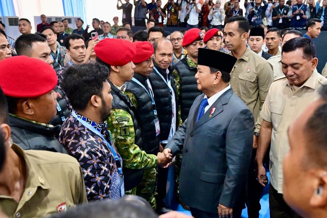 “Atas nama pemerintah, atas nama negara dan bangsa, atas nama seluruh rakyat Indonesia, atas nama saya pribadi, saya ingin ucapkan terima kasih kepada saudara-saudara yang bekerja dalam Satgas PKH ini. Penghargaan saya yang sangat tinggi atas pengorbanan saudara,” ujar Presiden.