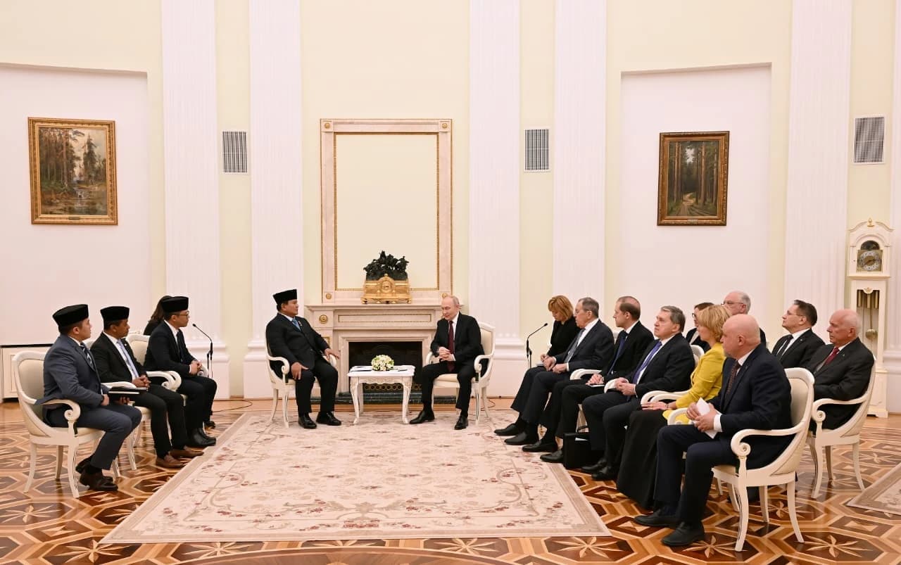 Presiden Republik Indonesia, Prabowo Subianto, menggelar pertemuan dengan Presiden Federasi Rusia, Vladimir Putin, di Istana Kremlin pada Senin, 13 April 2026.