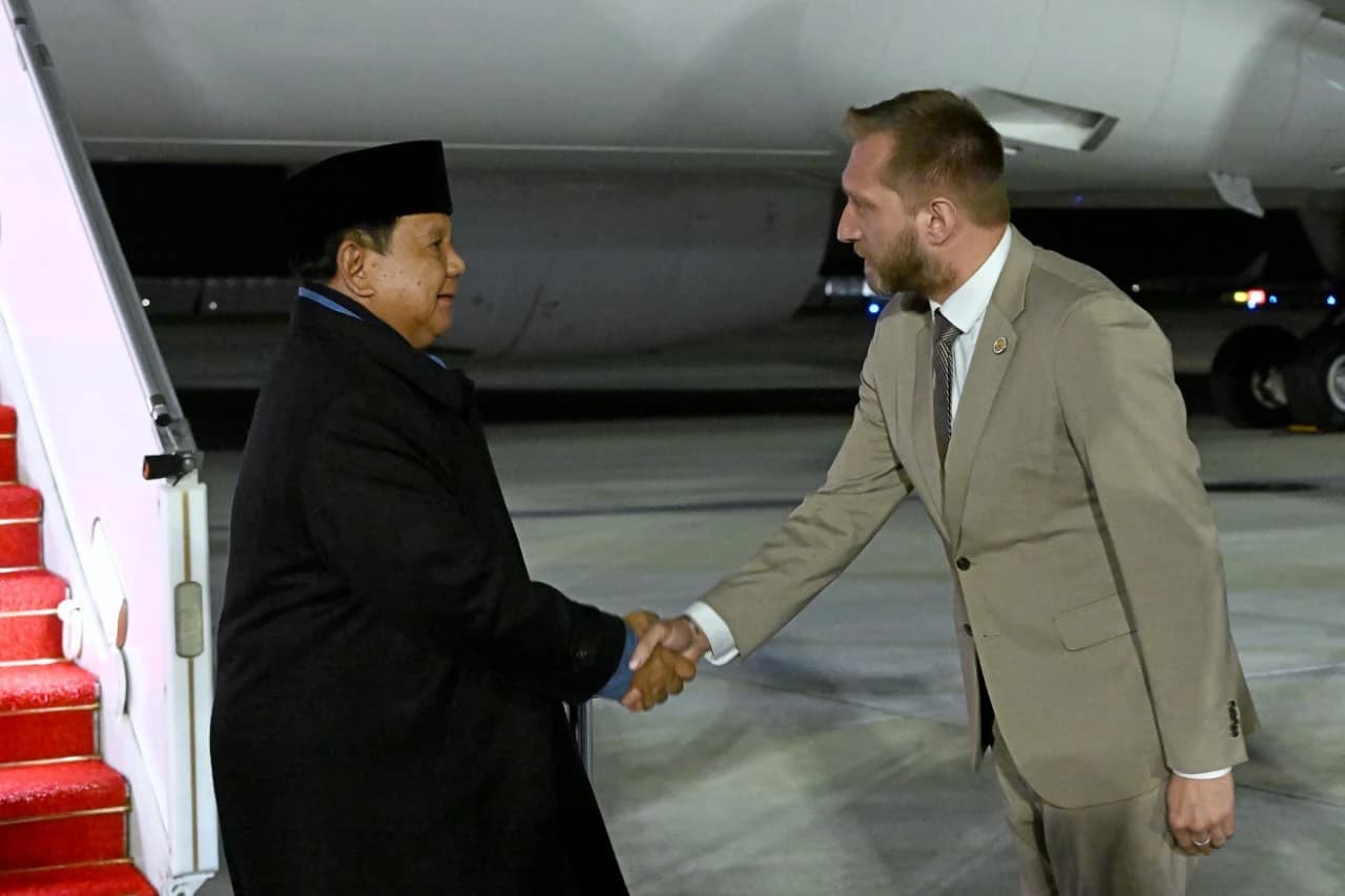 Prabowo Subianto melanjutkan langkah diplomasi strategisnya di Eropa dengan tiba di Paris, Prancis, pada Senin malam, 13 April 2026, pukul 23.50 waktu setempat, usai menjalani pertemuan intensif bersama Presiden Federasi Rusia, Vladimir Putin di Kremlin.