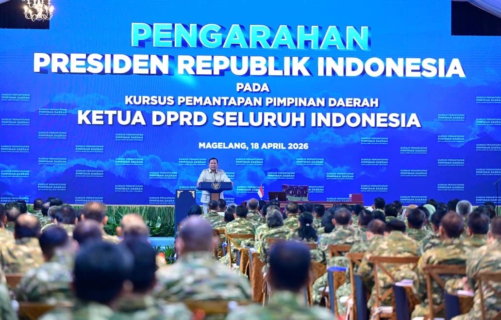 Presiden Prabowo Subianto memberikan pengarahan pada Kursus Pemantapan Pimpinan Daerah (KPPD) Ketua Dewan Perwakilan Rakyat Daerah (DPRD) seluruh Indonesia yang digelar di Kompleks Akademi Militer Magelang, Jawa Tengah, pada Sabtu, 18 April 2026.