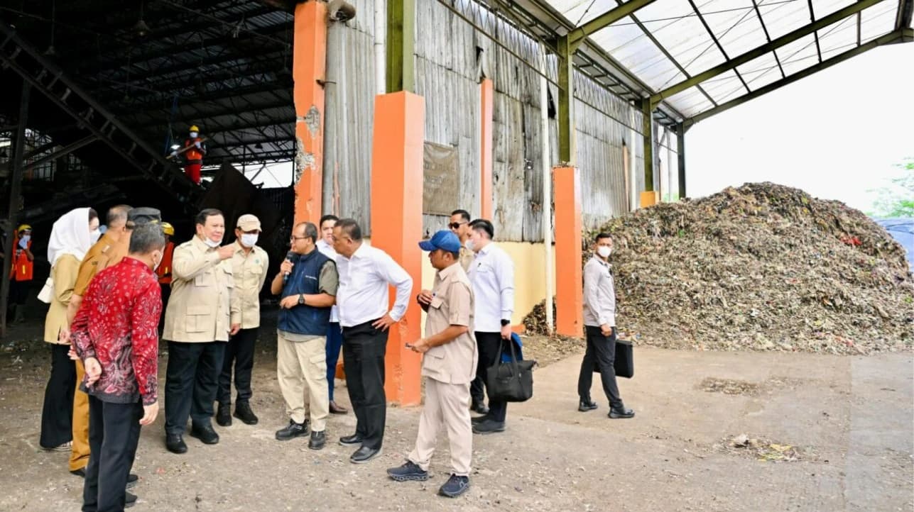 Presiden Prabowo Subianto meninjau Tempat Pengolahan Sampah Terpadu Berwawasan Lingkungan dan Edukasi (TPST BLE) di Kabupaten Banyumas, Provinsi Jawa Tengah, pada Selasa, 28 April 2026.