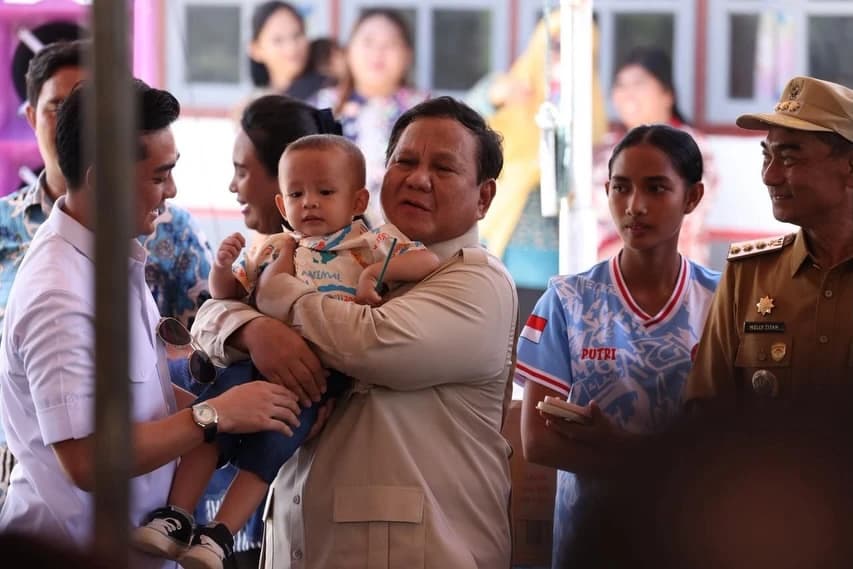 Presiden berdiskusi dengan tenaga kesehatan yang bertugas mengenai berbagai kebutuhan layanan kesehatan masyarakat di pulau terluar tersebut, hingga bernyanyi bersama anak-anak dan masyarakat Miangas yang menyambut dengan hangat.