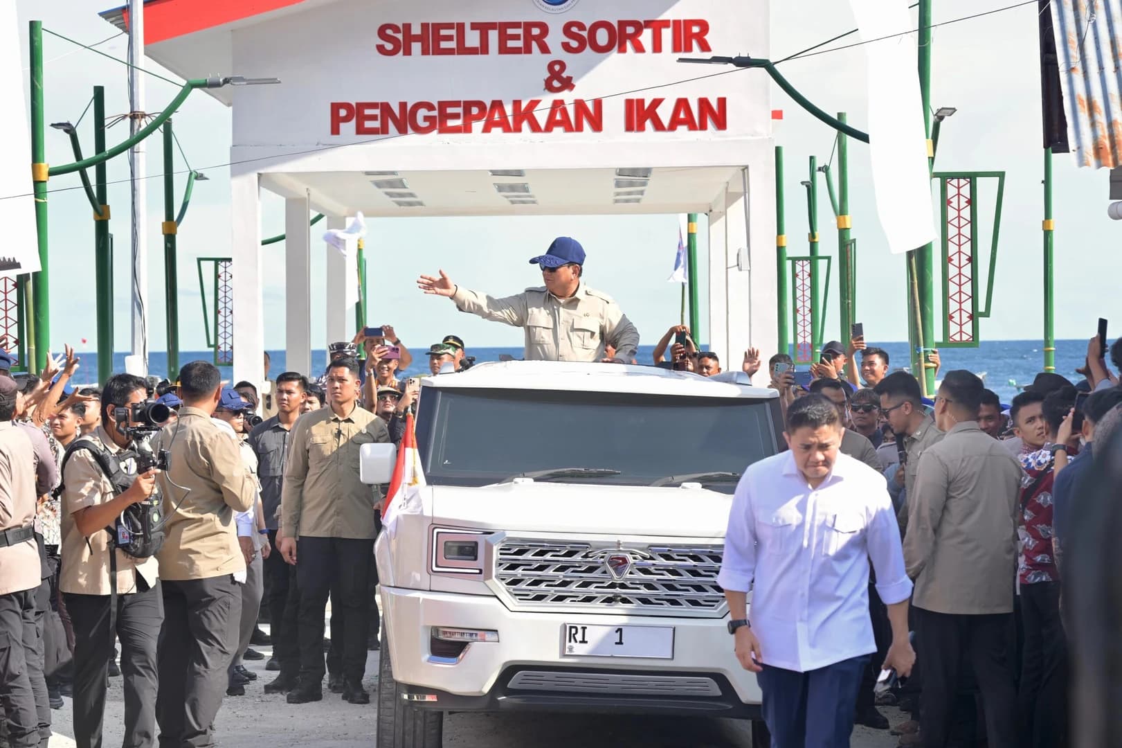 Melalui pengembangan Kampung Nelayan Merah Putih, pemerintah mendorong hadirnya fasilitas yang mendukung produktivitas nelayan sekaligus meningkatkan nilai tambah hasil tangkapan masyarakat pesisir.