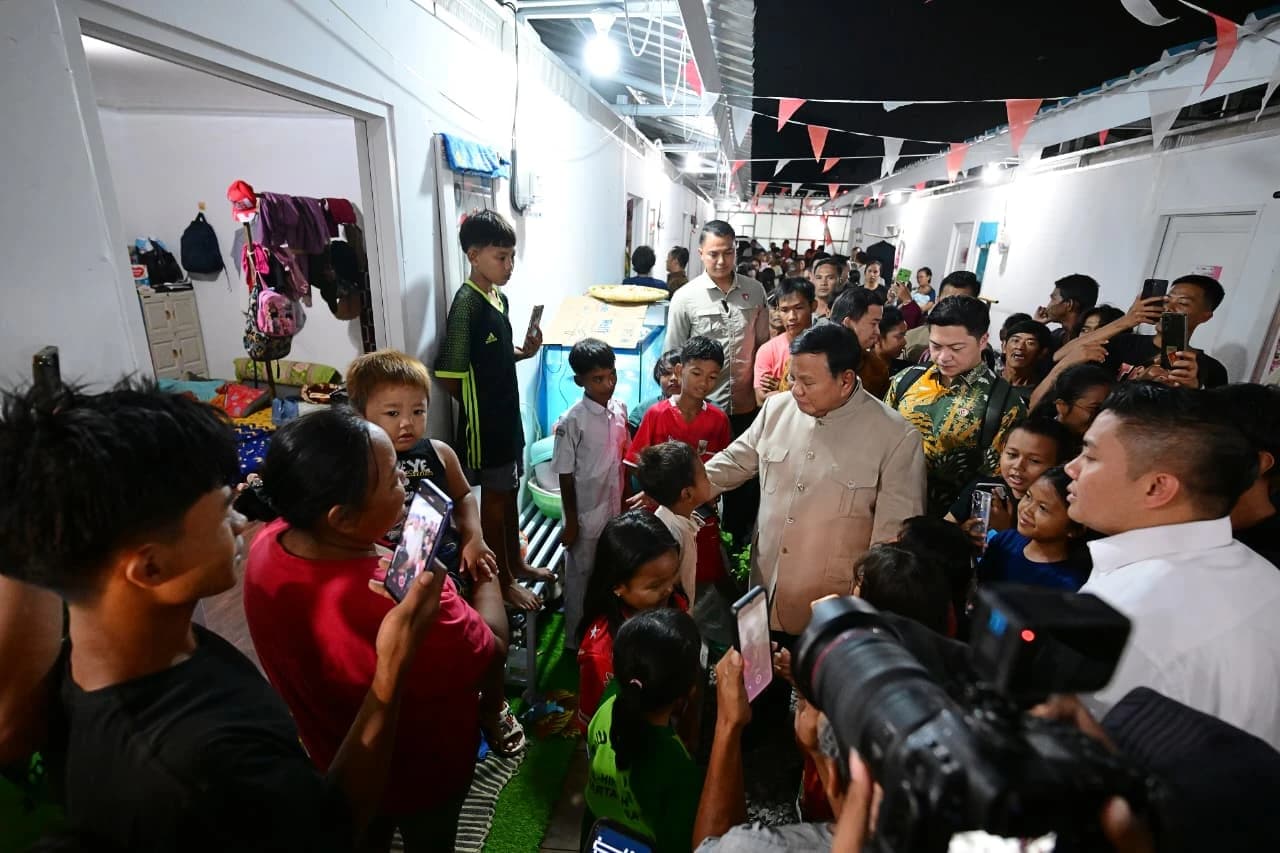 Malam di kawasan Kramat Raya, Senen, Jakarta Pusat, pada Jumat, 28 Agustus 2026, mendadak terasa berbeda bagi warga yang kini menempati hunian relokasi. Tanpa pemberitahuan, Presiden Prabowo Subianto tiba-tiba datang untuk melihat langsung tempat tinggal yang dihuni warga eks bantaran rel kereta api.