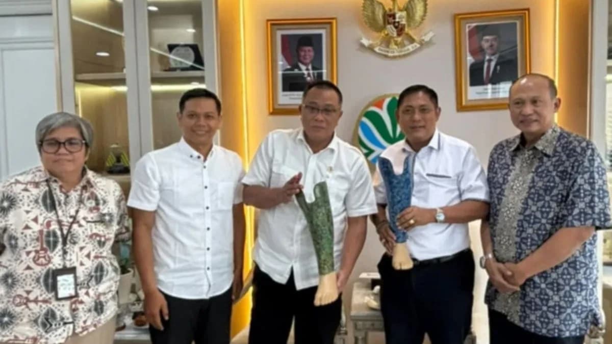 Menteri Lingkungan Hidup (LH) Jumhur Hidayat berpose bersama dengan Ketua Dewan Pembina YKKS Putu Ivan Yunatana dan Ketua YKKS Made Aditiasthana saat bertemu di Jakarta