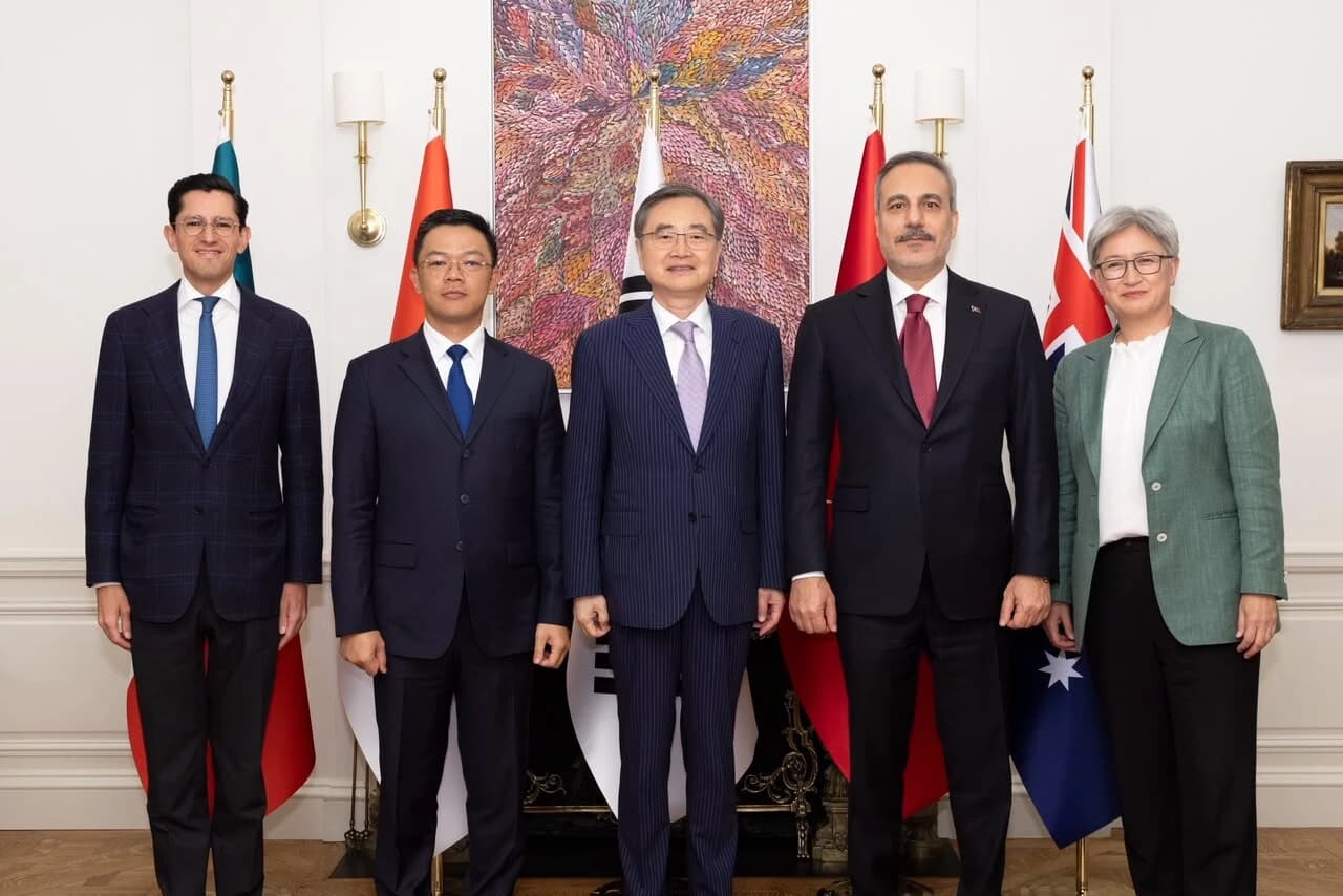 Indonesia datang ke PBB bukan sekadar untuk hadir. 🇮🇩 Menlu Sugiono membawa suara Jakarta soal Palestina, perdamaian dunia, reformasi multilateralisme, hingga ambisi Indonesia kembali duduk di Dewan Keamanan PBB.