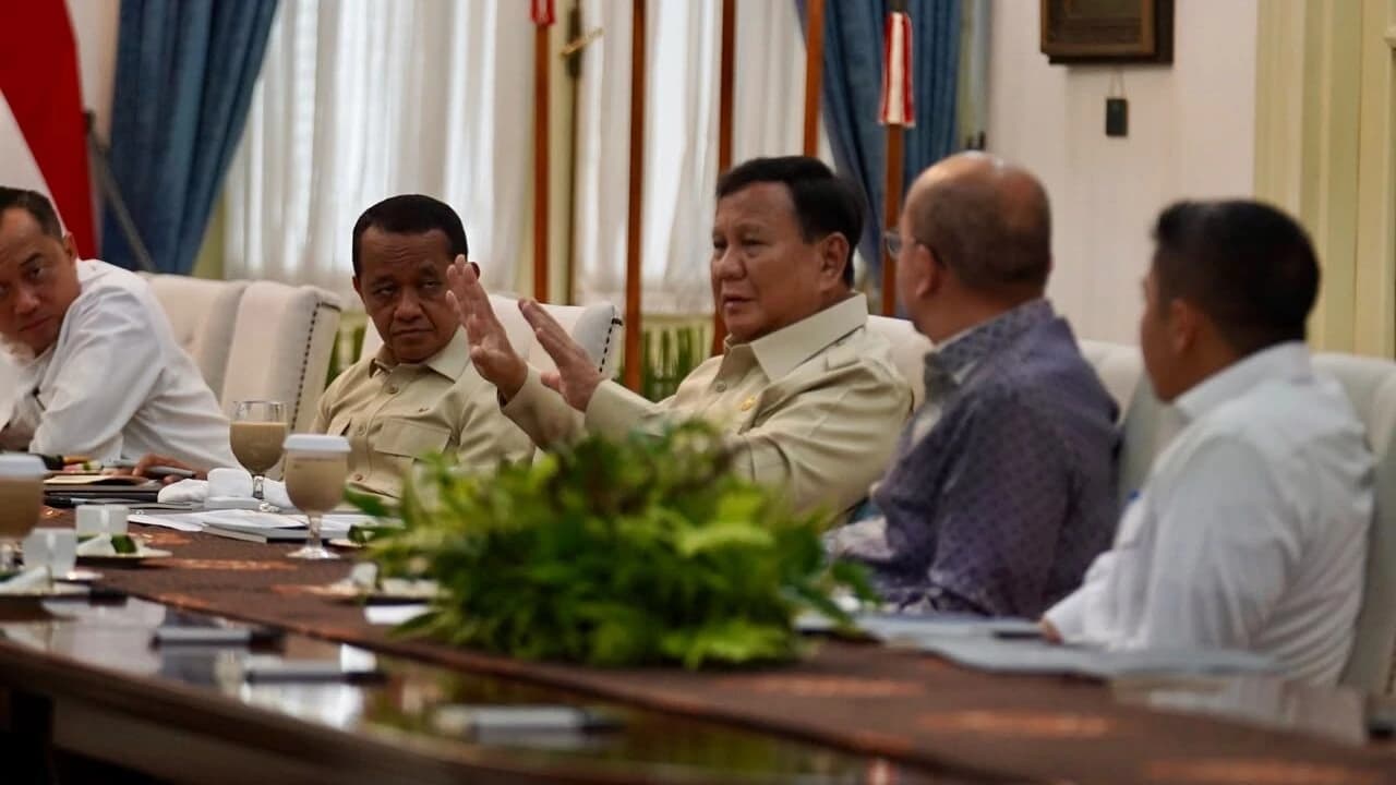 Presiden Prabowo Subianto menggelar rapat terbatas bersama sejumlah menteri Kabinet Merah Putih di Istana Merdeka, Jakarta, pada Rabu, 30 September 2026

 