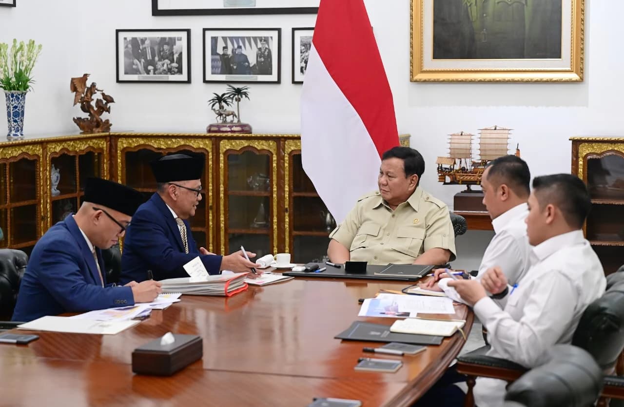 Presiden Prabowo Subianto menerima laporan Menteri dan Wakil Menteri Haji dan Umrah di Kompleks Istana Kepresidenan Jakarta, pada Senin, 28 September 2026. Dalam pertemuan tersebut, Kepala Negara memberikan perhatian khusus terhadap upaya Kementerian Haji dan Umrah dalam memperpendek masa antrean keberangkatan jemaah haji Indonesia.