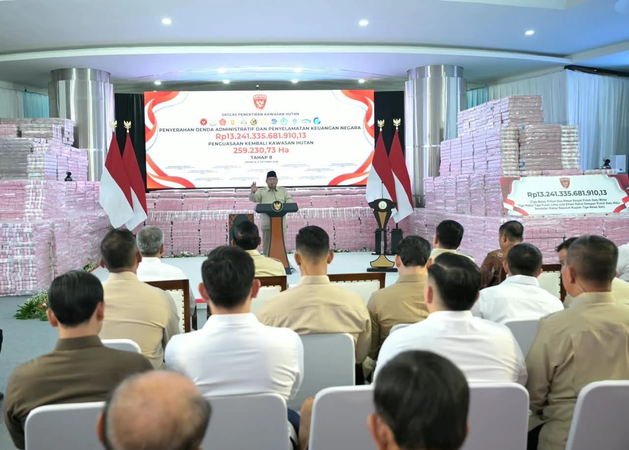 Presiden Prabowo Subianto menyaksikan penyerahan denda administratif dan penyelamatan keuangan negara, serta penyerahan hasil penguasaan kembali kawasan hutan tahap kedelapan, yang digelar di Kompleks Kejaksaan Agung Republik Indonesia, Jakarta, pada Selasa, 6 Oktober 2026. Dalam kesempatan tersebut, Satuan Tugas Penertiban Kawasan Hutan (Satgas PKH) melaporkan keberhasilan pemerintah dalam menghimpun total penerimaan negara sebesar Rp13.241.335.681.910,13.