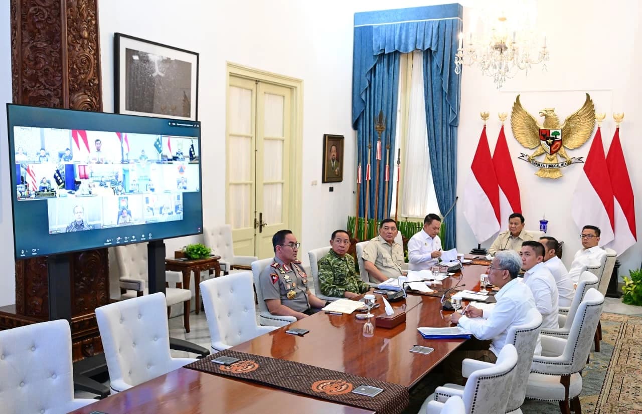 Presiden Prabowo Subianto menginstruksikan agar penanganan kebakaran hutan dan lahan (karhutla) di kawasan Taman Nasional Tanjung Puting, Provinsi Kalimantan Tengah, mendapatkan perhatian khusus. Presiden menegaskan bahwa kawasan Tanjung Puting harus dijaga secara serius karena merupakan taman nasional. Arahan tersebut disampaikan Presiden saat memimpin rapat perkembangan penanganan karhutla secara hybrid dari Istana Merdeka, Jakarta, pada Senin, 12 Oktober 2026.