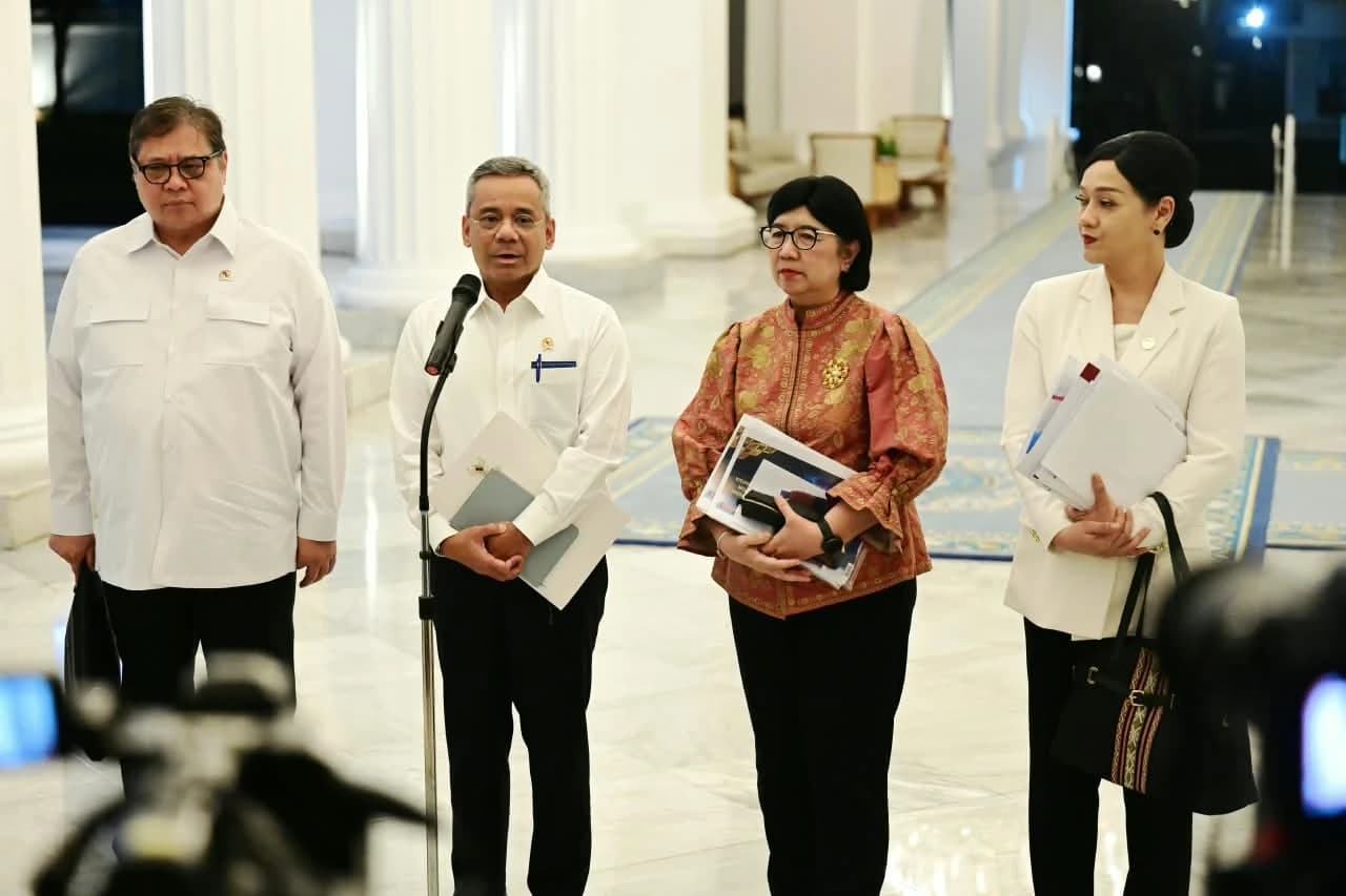 Otoritas Jasa Keuangan (OJK) menegaskan akan terus melanjutkan reformasi pasar modal Indonesia, terutama dalam aspek transparansi, likuiditas, dan penegakan hukum terhadap berbagai bentuk pelanggaran. Hal tersebut disampaikan Ketua Dewan Komisioner OJK, Friderica Widyasari Dewi, selepas mengikuti rapat bersama Presiden Prabowo Subianto di Istana Merdeka, Jakarta, pada Senin, 19 Oktober 2026.