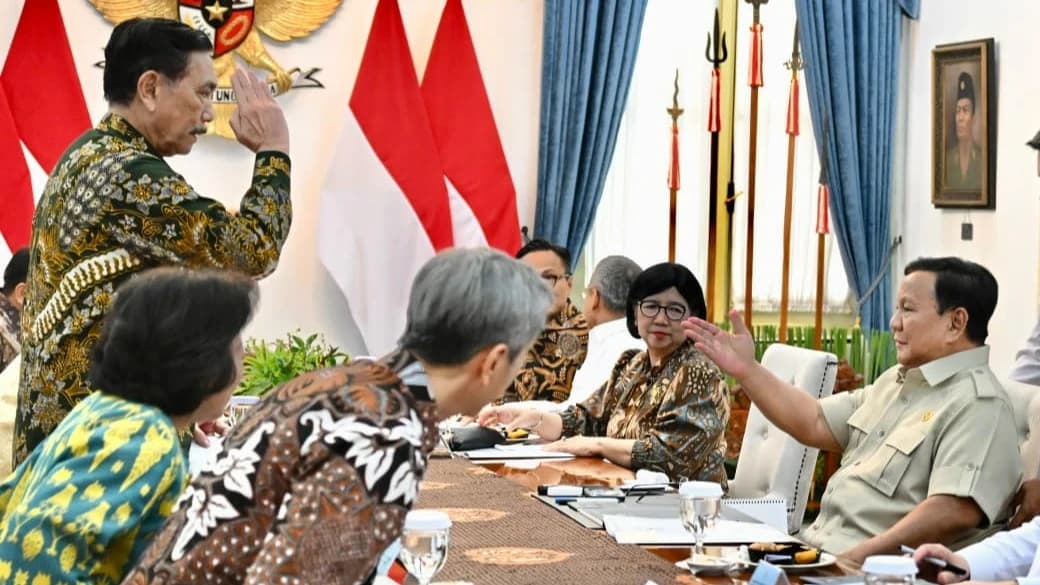 Presiden Prabowo Subianto menerima Ketua Dewan Ekonomi Nasional (DEN) Luhut Binsar Pandjaitan bersama jajaran DEN dan sejumlah menteri terkait di Istana Merdeka, Jakarta, pada Selasa, 20 Oktober 2026. Pertemuan tersebut membahas perkembangan ekonomi terkini serta sejumlah rekomendasi kebijakan dalam merespons dinamika global dan dampaknya terhadap perekonomian nasional.