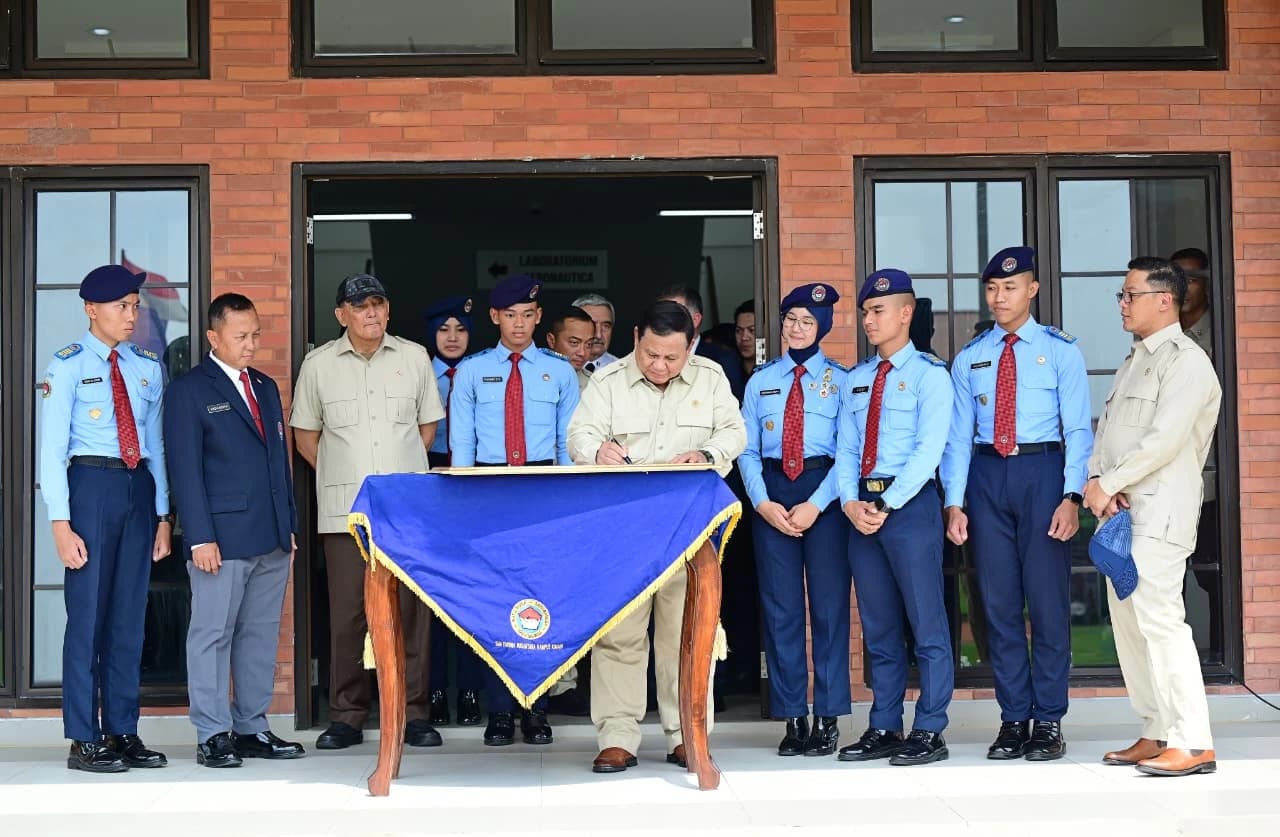 Presiden Prabowo Subianto meresmikan SMA Taruna Nusantara Kampus Cimahi yang berlokasi di Kota Cimahi, Provinsi Jawa Barat, pada Jumat, 30 Oktober 2026. Peresmian ini menjadi bagian dari upaya pemerintah dalam memperkuat kualitas pendidikan nasional. SMA Taruna Nusantara Kampus Cimahi dibangun di atas lahan seluas 30,2 hektare. Sekolah ini memiliki 30 ruang kelas beserta fasilitas pendukung lainnya dengan total peserta didik sebanyak 677 siswa.