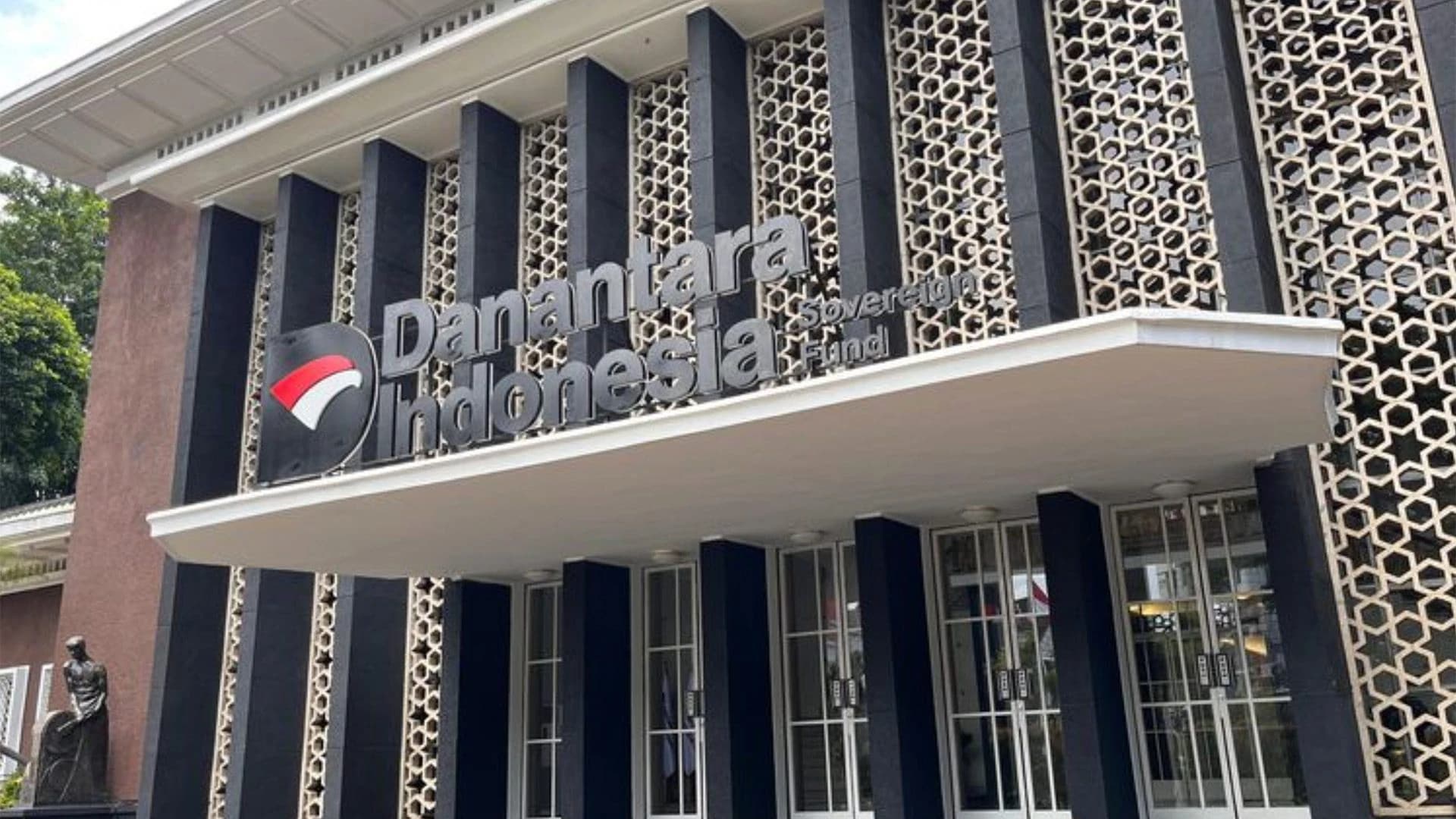 Kantor Danantara berlogo Danantara Indonesia Sovereign Fund (KOMPAS.com/YOHANA ARTHA ULY)