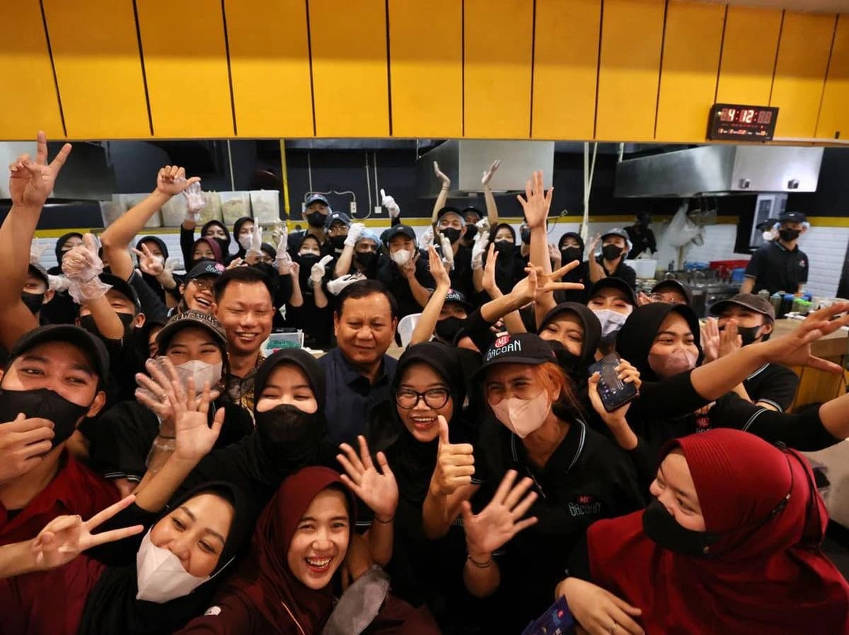Humanis dan Santai Prabowo Subianto Semakin Digandrungi Kawula Muda